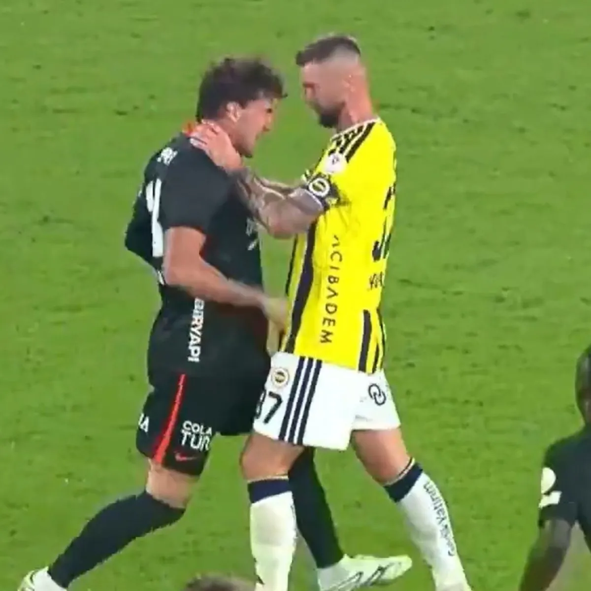 Kadıköy’de tansiyon yükseldi! Derbide Vlahovic ve Skriniar birbirine girdi