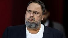 Orman sahibi Marinakis, silah pankartı nedeniyle Saray'a dava açtı