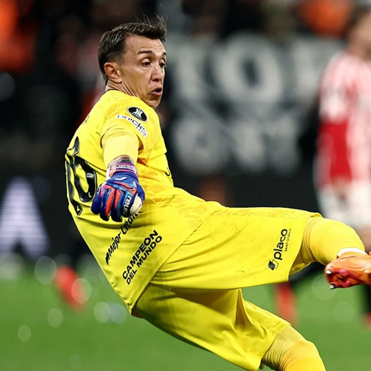 Arjantin'de olaylı maç sonu! Muslera rakibinin boğazına yapıştı